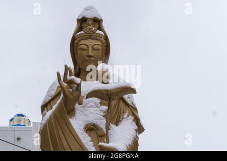 Bild eines riesigen Buddha Guanyin im Herzen eines Lotos mit Schneedecke während der Wintersaison in Hokkaido, Japan Stockfoto