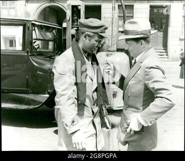 Szenenbild aus dem Film 'Steig ein und stirb': Kurt Tetzner (Peter Drescher, r.) verabschiedet sich von seinem Mitfahrer (Günter Clemens), den er als Halter auf der Straße gelesen hatte. Er schenkt ihm ein paar Mark für Schlips, Kragen und eine Rasur. Stockfoto