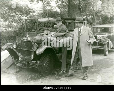 Szenenbild aus dem Film 'Steig ein und stirb': Inspektor Leidinger (Walter Sedlmayr) gibt Anweisungen an einen Kollegen Pfeiffer (Karl Heinz König), das Autorack untersucht. Stockfoto