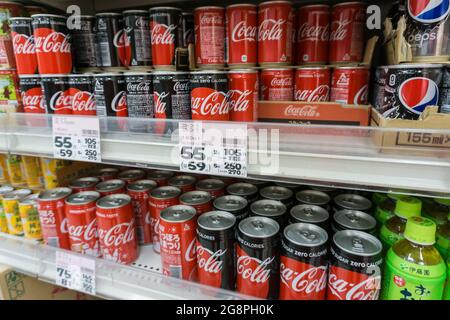 Sapporo,Hokkaido, Japan-December 26,2017 : Coca Cola original Geschmack in Rohrgetränken in auf Ausstellungsregal zum Verkauf im Supermarkt. Das kohlensäurehaltige, weiche dri Stockfoto