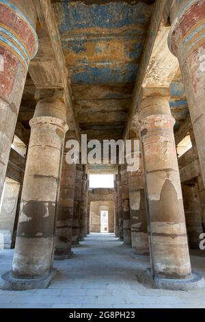 Eine Reihe von Zeltsäulen innerhalb des Festival Temple of Thutmose III, c. 1479-25 v. Chr. am Karnak Tempel (Tempel des Amun) in Luxor in Zentralägypten. Stockfoto