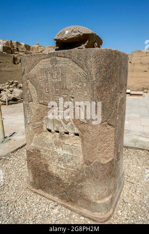 Die rote Granitstatue eines heiligen Skarabäus, der von Amenhotep III. Im Karnak-Tempel (großer Tempel des Amun) in Luxor in Zentralägypten geweiht wurde. Stockfoto