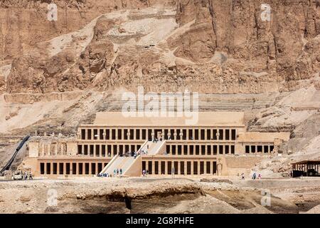 Der Totentempel der Hatschepsut in Deir al-Bahri in der Nähe von Luxor in Zentralägypten. Der Tempel wurde von Königin Hatschepsut erbaut Stockfoto