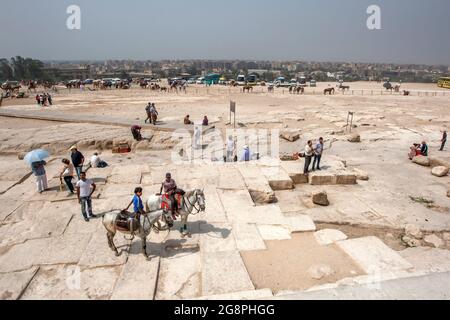 Ein Blick von der Basis der Pyramide von Khufu auf dem Gizeh-Plateau auf das moderne Kairo in Ägypten. Stockfoto