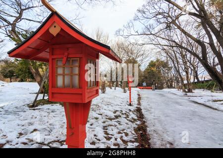 Sapporo, Japan-December 25,2017 : wunderschöne Architektur Fushimiinari Taisha Shrine Tempel in Hokkaido, Japan während der Wintersaison. Stockfoto