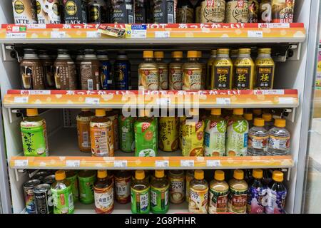 Sapporo, Hokkaido, Japan - 26. Dezember 2017: Verkauf verschiedener Arten von Getränken in einem kleinen Laden und Supermarkt in Hokkaido, Japan Stockfoto