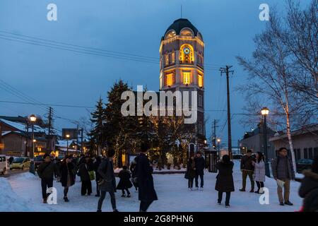 Otaru, Hokkaido, Japan - 24. Dezember 2017: Touristen gehen und einkaufen entlang der Sakaimachi Street, einer erhaltenen Handelsstraße, in Otaru, Hokkaido Stockfoto