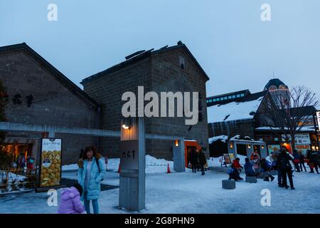 Otaru, Hokkaido, Japan - 24. Dezember 2017: Touristen gehen und einkaufen entlang der Sakaimachi Street, einer erhaltenen Handelsstraße, in Otaru, Hokkaido Stockfoto