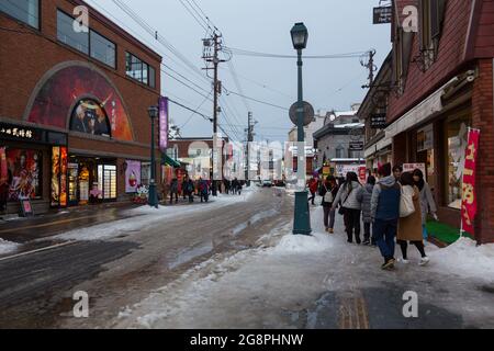 Otaru, Hokkaido, Japan - 24. Dezember 2017: Touristen gehen und einkaufen entlang der Sakaimachi Street, einer erhaltenen Handelsstraße, in Otaru, Hokkaido Stockfoto