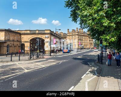 Station Road im Sommer mit dem Bahnhof und dem Hotel auf der linken Seite in York Yorkshire England Stockfoto