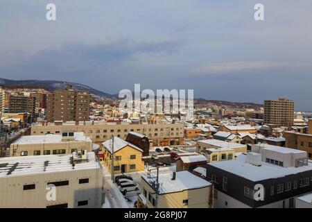 Otaru, Hokkaido, Japan-24. Dezember 2017: Panorama-Stadtansicht der Stadt Otaru während der bewölkten Morgen- und Wintersaison, mit Dachbau-Covere Stockfoto