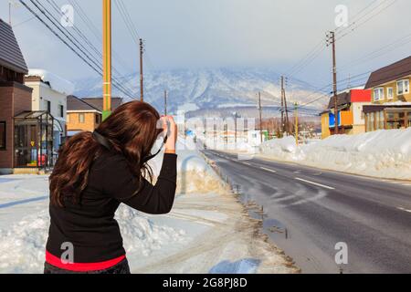 Otaru, Japan-Dezember 22,2017: Unbekannte junge Dame Touristen fotografieren schöne Landschaft von Hokkaido, Japan während der Wintersaison, Ferienleben Stockfoto