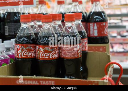 Sapporo, Hokkaido, Japan-December 26,2017 : Coca Cola original Geschmack abgefüllte Getränke in roter Kiste. Das kohlensäurehaltige Erfrischungsgetränk wird vom Coca-Col hergestellt Stockfoto