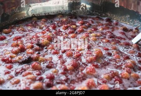 Schüssel voll mit hausgemachten Erdbeermarmelade Beeren in Zuckersirup getränkt Stockfoto