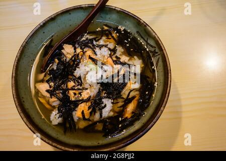 Lokaler traditioneller japanischer Reis mit Fleisch und anderen Zutaten Stockfoto