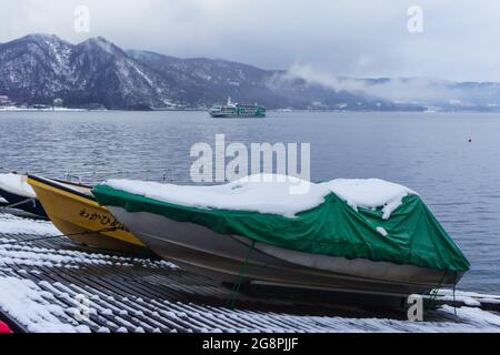 Shikotsu, Hokkaido, Japan-December 23, 2017 : Bootsanlegestelle auf der von Schnee bedeckt während der Wintersaison mit schöner Landschaft Blick auf den See Toya in Shik Stockfoto