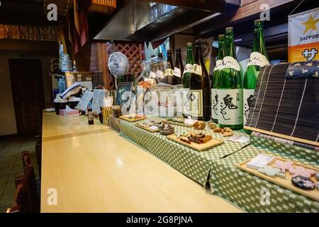 Otaru,Japan-December 23,2017 : Bild zeigt das Interieur eines kleinen japanischen Restaurants in Hokkaido, Jalan Aufnahme bei schwachem Licht Stockfoto