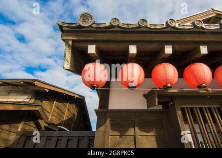 Eine rote Laterne, die auf dem japanischen Dach hängt Stockfoto