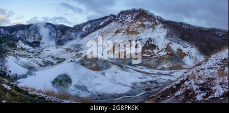 Panorama des Jigokudani Höllentals feuchter Holzwanderweg mit enormem Schwefelnebel bei Regen in Noboribetsu, Hokkaido, Japan. Die Luft Stockfoto