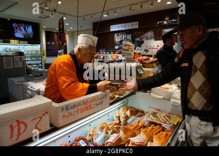 New Chitose, Hokkaido, Japan-December 21, 2017: Frischer japanischer Fisch im Flughafengeschäft verschiedene rohe frische Meeresfrüchte werden in New Chitose Inte verkauft Stockfoto