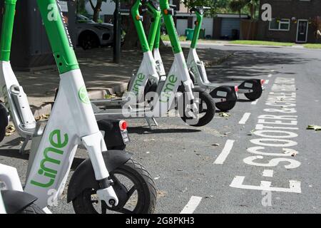 E-Scooter von der Firma Lime zur Verfügung gestellt und zur Miete während einer Probezeit im Jahr 2021, in HAM, surrey, england Stockfoto