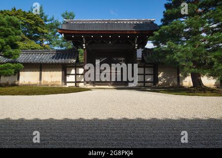 Kyoto, Japan - 18. September 2017: Steinerner Zen-Garten mit typischem Muster mit geriebtem Kies ein Tor zum Sogenchi-Garten am Tenryu-ji-Tempel Stockfoto