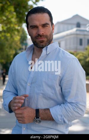 Madrid, Spanien. Juli 2021. Der venezolanische Schauspieler Alejandro Nones posiert während seines Besuchs beim Filmfestival von Cannes in Madrid für Fotos. (Foto: Atilano Garcia/SOPA Images/Sipa USA) Quelle: SIPA USA/Alamy Live News Stockfoto