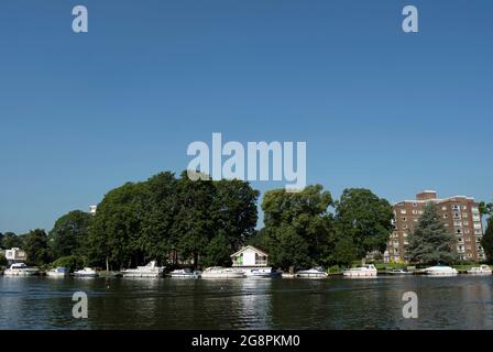 Blick auf den Sommer von den Canbury-Gärten über die themse auf die festfahrenden Boote von hampton Wick im Südwesten londons, england Stockfoto