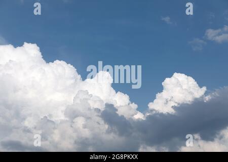 Natürlicher Hintergrund und natürliche Textur. Wunderschöne weiße Wolken am blauen Himmel an einem sonnigen Tag Stockfoto
