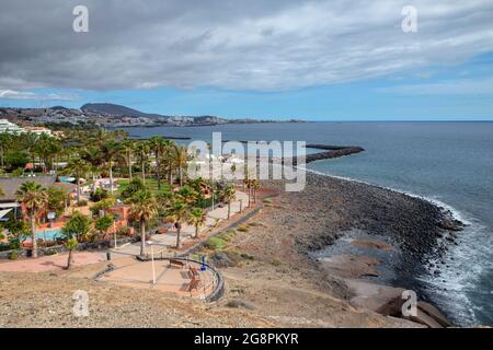 Erhöhter Panoramablick auf die gesamte Küste, Hotels, Strände, Promenade Spaziergang und Bucht vom brillanten Aussichtspunkt bekannt als Mirador Palomas, Teneriffa Stockfoto