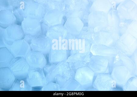 Sechseckige Stücke aus geschmolzenem blauem Eis, Nahaufnahme, Hintergrund. Stockfoto