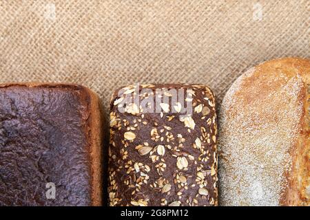 Verschiedene Brotsorten auf dem Sack, Draufsicht, Kopierbereich. Stockfoto