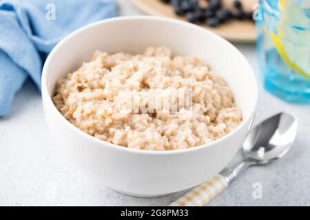 Stahl schneiden Haferflocken in einer Schüssel. Gesundes, glutenfreies veganes Frühstück, reich an langsamen Kohlenhydraten und Eiweiß Stockfoto