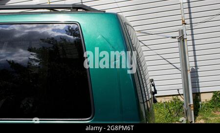 Ein hinterer Dachpfosten auf einem Minivan Stockfoto