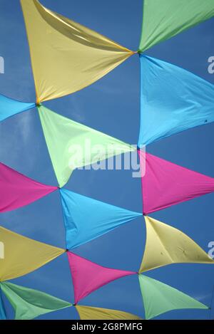 Farbige dreieckige Bunitng schweben im klaren blauen Himmel Stockfoto