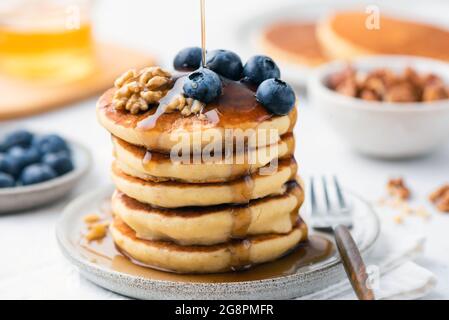 Sirup über Heidelbeer-Pfannkuchen. Süßes Frühstück Stockfoto