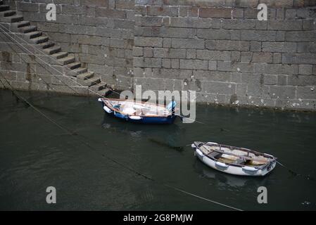 Die Boote legten im Hafen mit einem ruhigen Meer vor Anker Stockfoto