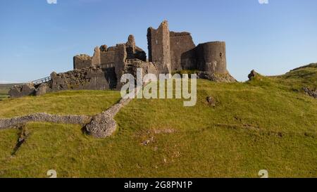 Luftaufnahme von Carreg Cennen Castle, (Castell Carreg Cennen), in der Nähe von Llandeilo, Carmarthenshire, Wales, Großbritannien. Stockfoto