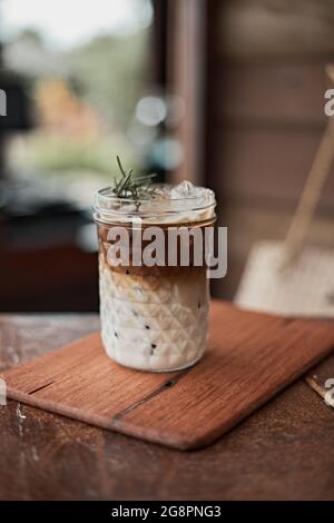iced Latte Kaffee in einem Glas mit kalter Milch. Stockfoto