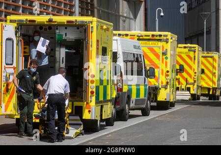 London, Großbritannien. Juli 2021. Die Krankenhäuser stehen unter Druck, da im Royal London Hospital in Whitechapel ein ständiger Strom von Patienten eintrifft. Covid-Fälle steigen weiter an, und es gibt einen großen Rückstand bei den Patientenoperationen. In der Woche bis zum 14. Juli wurden über 618,000 Menschen angepingt und gebeten, sich in der NHS-App zu isolieren Kredit: Mark Thomas/Alamy Live Nachrichten Stockfoto