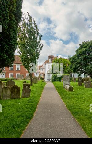 Rye-Ecke des Church Square mit St. Mary's Kirchhof in Rother East Sussex in Cinque Port Stockfoto