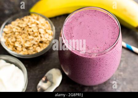 Gesundes Blaubeer Muffin Frühstück Smoothie: Ein Smoothie aus Heidelbeeren, Banane, Haferflocken und griechischem Joghurt Stockfoto