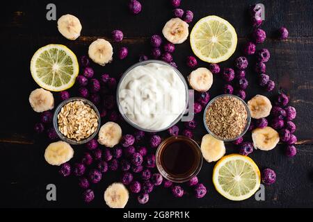 Gesunde Blaubeer Muffin Frühstück Smoothie Zutaten: Rohe Smoothie Zutaten einschließlich gefrorener Heidelbeeren, Bananen und Haferflocken Stockfoto