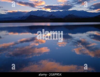 Neuseeland. Südinsel. Südalpen. Lake Tekapo in der Abenddämmerung. Stockfoto