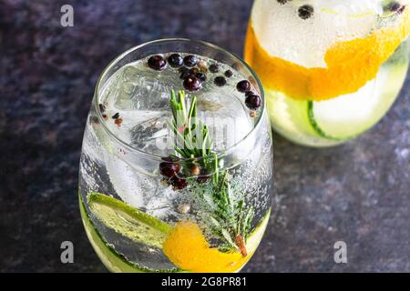 Spanish Gin Tonics aus Gin und verschiedenen Aromaten: Gin-Cocktails aus Tonic Water, frischen Kräutern und aromatischen Gewürzen Stockfoto