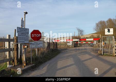 Unbemannte geschlossene Bahnüberquerung, Southease, South Downs, Sussex, die einzige in England mit einer hydraulischen Hubbarriere, Großbritannien Stockfoto