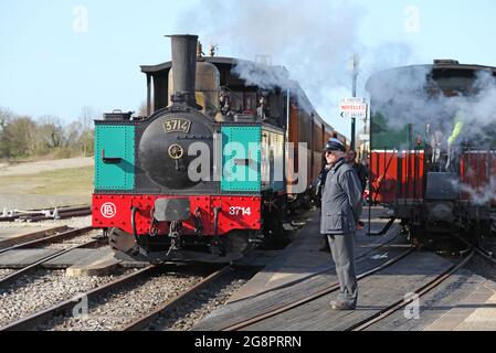 Eine Wache steht am Dampfzug St. Valery-sur-Somme, Hauts de France, Frankreich Stockfoto