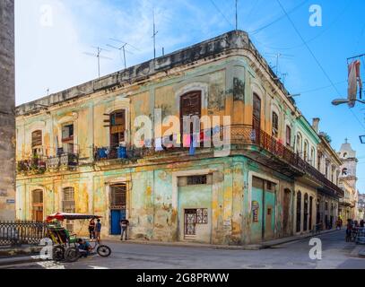 Havanna, Kuba, Juli 2019, urbane Szene durch ein buntes Eckgebäude im ältesten Teil der Stadt Stockfoto