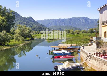 Virpazar, Montenegro - 4. Juli 2014: Schöne Aussicht auf den Skadar-See und die Touristenboote. Stockfoto