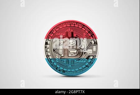 Luxemburg-Flagge auf einer Bitcoin-Kryptowährung-Münze. 3D-Rendering Stockfoto